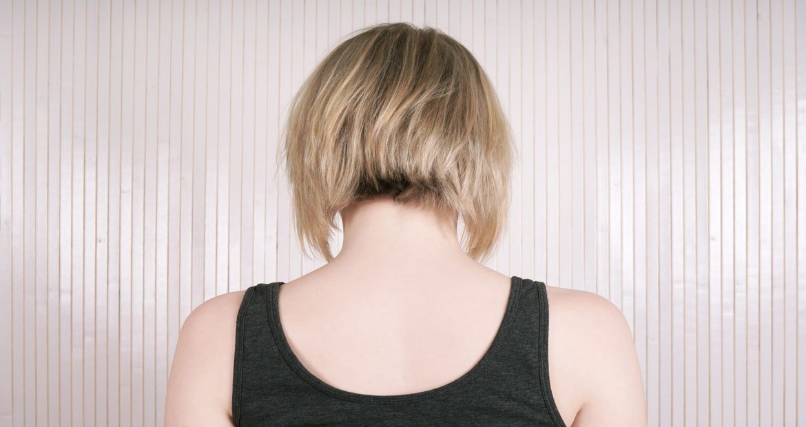 2Modelo De Costas Com Cabelo Loiro Repicado Nas Pontas